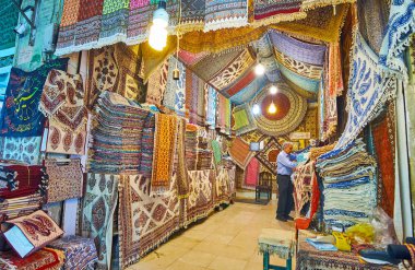 Isfahan, Iran - 21 Ekim 2017: Mağaza, Kapalıçarşı handprinted halılar, peçete, Tulum ve Ortaçağ ghalamkar teknikte günü 21 Ekim Isfahan üretilen diğer parçaları geniş yelpazesi ile.