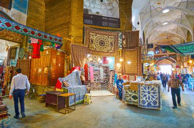 Isfahan, Iran - 21 Ekim 2017: El yapımı ghalamkar halılar, Isfahan, günü 21 Ekim Isfahan (Soltani) çarşı içinde bulunan için geleneksel ile çok sayıda tezgahları.