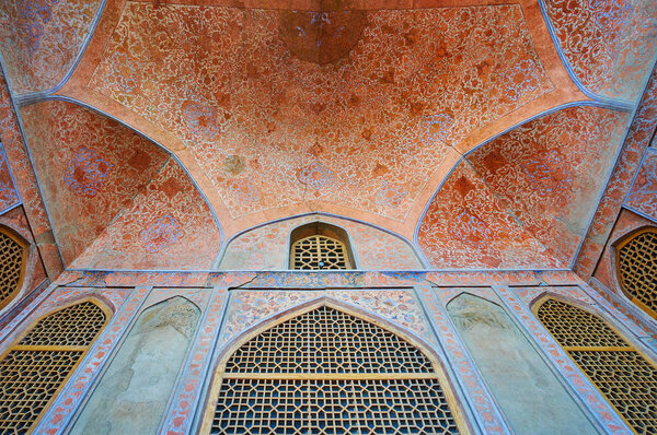 ИСФАХАН, ИРАН - 21 октября 2017 года: Прекрасное цветочное оформление полукупола и стены портика дворца Али Капу, 21 октября в Исфахане
.