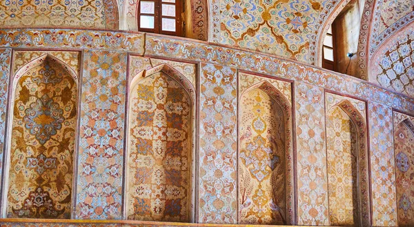 Isfahan, Iran - 21 Ekim 2017: Ortaçağ Ali Qapu Sarayı, eşsiz doğal süs eşyaları, günü 21 Ekim Isfahan ünlü Resepsiyon salonunda süslü kemerli niş duvar.