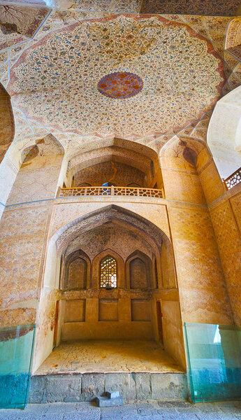 ISFAHAN, IRAN - 21 октября 2017 года: Интерьер вестибюля дворца Али Капу, богато украшенного цветочными узорами на стенах и куполе, 21 октября в Исфахане
.