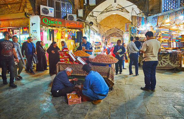 ISFAHAN, IRAN - 21 октября 2017 года: Стол фисташковых торговцев, расположенный в середине крытой площади Гранд (Солтани, Кэйсари) базар, 21 октября в Исфахане
.
