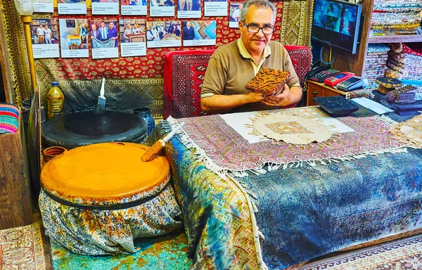 Isfahan Iran 2017 Október Kézműves Végez Ghalamkar Technika Textil Szitanyomás — Stock Fotó