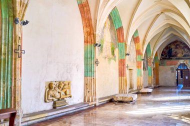 Krakow, Polonya - 21 Haziran 2018: Oyma mermer mezar taşları ve Orta Çağ freskleri, 21 Haziran Krakow dekore edilmiş kemerli tonoz ile St Catherine İskenderiye Kilisesi'nin koridor