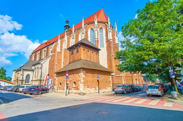 波兰克拉科夫 2018年6月21日 6月21日 在克拉科夫 亚历克桑迪亚教堂的大圣凯瑟琳 的哥特式风格 前面有小洗礼 — 图库照片