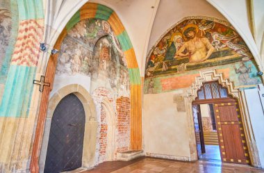 Krakow, Polonya - 21 Haziran 2018: Güzel eski püskü Ortaçağ fresklerin koridorlarda, Kilisesi St Catherine İskenderiye, 21 Haziran Krakow