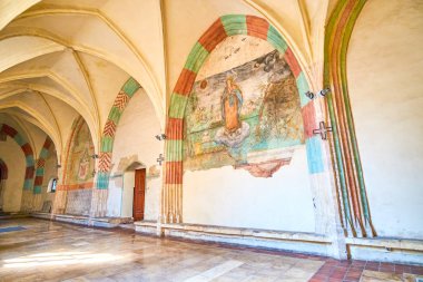 Krakow, Polonya - 21 Haziran 2018: Krakow şehrinde 21 Haziran tarihinde St Catherine, hayattan sahneleri tasvir büyük Ortaçağ fresklerin koridorları, Church of St Catherine İskenderiye övünme