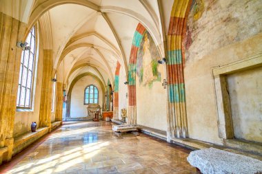Krakow, Polonya - 21 Haziran 2018: Büyük kemerli koridor içinde Kilisesi St Catherine İskenderiye, 21 Haziran Krakow duvarlarında eski püskü fresklerle Gotik tarzı