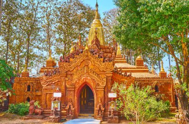 Zengin bir şekilde dekore edilmiş oyulmuş küçük Ananda tarzı tapınak içinde Bahçe, Mahazedi Pagoda, Bago, Myanmar.