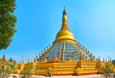 Tarihsel Mahazedi Pagoda bahçe ile çevrili süslü ana stupa ile scenic mimarisini zevk, görüntü evler ve türbelerin, Bago, Myanmar.