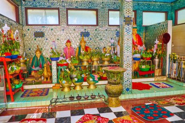 Bago, Myanmar - 15 Şubat 2018: Duvarlar, NAT'lar (ruh tanrıları) ve meyve teklifiyle sunak, 15 Şubat Bago heykelleri doğal mirrorwork ile Shwemawdaw Pagoda Nat iç Tapınak.