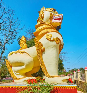 Chinthe (leogryph, Kraliyet aslan) tarihsel Mya Tha Lyaung Buddha Tapınağı, Bago, Myanmar girişinde doğal heykeli.