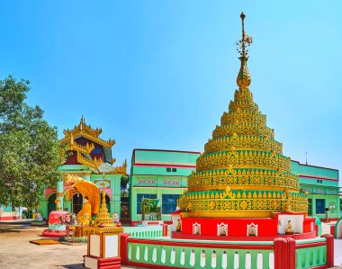 Renkli stupa, karmaşık gild desen ile dekore edilmiş ve Shwemawdaw Pagoda, Bago, Myanmar içinde güzel HTI şemsiye ile tepesinde.
