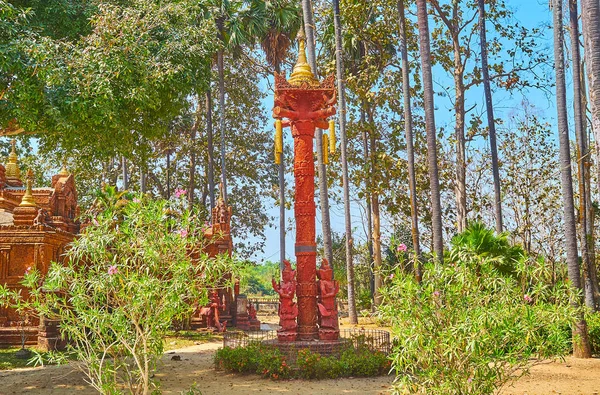 Zdobené Vyřezávanými Buddhistické Sloupec Zahradě Mahazedi Pagoda Bago Myanmar — Stock fotografie