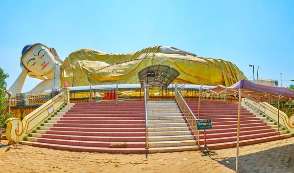 Panorama Gigantisk Liggande Buddha Staty Mya Tha Lyaung Buddha Tempel — Stockfoto