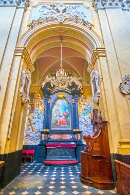 Krakow, Polonya - 21 Haziran 2018: Güzel oyma kare bir Şapel St Michael ve Krakow şehrinde 21 Haziran tarihinde St Stanislaus Kilisesi Kutsal Aile simgesinin