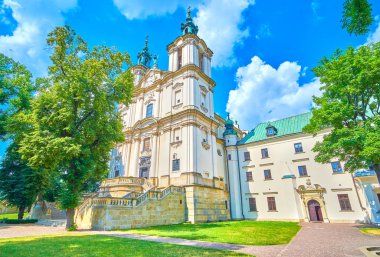 Yüksek Ortaçağ Bazilikası St Michael ve St Stanislaus iki çan kulelerinin ve cephe süsleme büyük taş merdivenler, Krakow, Polonya