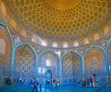 Isfahan, Iran - 21 Ekim 2017: Süslü Şeyh Lotfollah Camii günü 21 Ekim Isfahan iyi renkli döşeme ile önemli kentin simgelerinden olan.