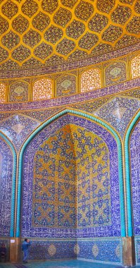 Isfahan, Iran - 21 Ekim 2017: Dua salonu Şeyh Lütfullah Camii - olağanüstü mimari landmark Nakş-ı Cihan Meydanı, günü 21 Ekim Isfahan pitoresk döşeme desenleri.