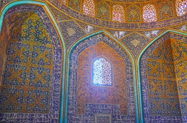 Isfahan, Iran - 21 Ekim 2017: İç Şeyh Lütfullah Camii duvarlar, kuran hat ve Farsça ekranlar, günü 21 Ekim Isfahan zengin İslami desenleri ile.