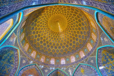 Isfahan, Iran - 21 Ekim 2017: Şeyh Lotfollah Camii, süslenmiş büyük kubbe arabesk desenleri, kaligrafi kemer döşenir ve günü 21 Ekim Isfahan windows, kemerli.
