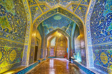 Isfahan, Iran - 21 Ekim 2017: Dar antre günü 21 Ekim Isfahan parlak mavi gama içinde geleneksel Fars döşeme süslenmiş Şeyh Lotfollah caminin zengince dekore edilmiş.