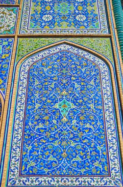 Kalebodur Şeyh Lotfollah Camii, Isfahan, Iran duvarındaki kemerli panelde karmaşık çiçek desenli.