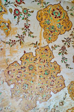 Isfahan, Iran - 21 Ekim 2017: Karışık çiçek desenleri merdiven koridor günü 21 Ekim Isfahan Ali Qapu Sarayı'nın duvarına.