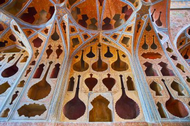 Isfahan, Iran - 21 Ekim 2017: Music Hall Ali Qapu Sarayı, Tong Borie tarzı ve iyi boyalı modelleri, süslü plasterwork günü 21 Ekim Isfahan süslenmiş sıradışı duvar ayrıntılarını.