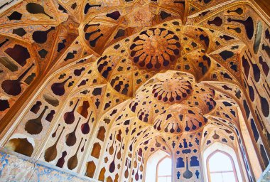 Isfahan, Iran - 21 Ekim 2017: Süslü iç Müzikholü'Ali Qapu Sarayı günü 21 Ekim Isfahan Tong Borie tekniğinde benzersiz adornaments ile.