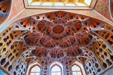 Isfahan, Iran - 21 Ekim 2017: Karmaşık kemerli niş mukarnas ayrıntıları ve günü 21 Ekim Isfahan Tong Borie plasterwork Ali Qapu Music Hall sarayında.