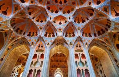 Isfahan, Iran - 21 Ekim 2017: Alçı adornaments günü 21 Ekim Isfahan otantik Farsça Tong Borie tekniği ile zengin bir şekilde dekore edilmiş Müzikholü'Ali Qapu Saray.
