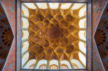 Isfahan, Iran - 21 Ekim 2017: Karmaşık desenler boyalı mukarnas kubbe Müzikholü'Ali Qapu Sarayı, kendi benzersiz Tong Borie plasterwork için ünlü günü 21 Ekim Isfahan kapak.