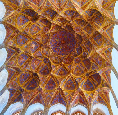 Isfahan, Iran - 21 Ekim 2017: Karmaşık oyma kubbe Müzikholü'Ali Qapu Sarayı ile petek ayrıntıları, süslü Farsça desenleri ve günü 21 Ekim Isfahan kemerli pencere eşiği.