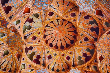 Isfahan, Iran - 21 Ekim 2017: Mukarnas, Tong Borie plasterwork tekniği ve iyi Farsça desenleri, günü 21 Ekim Isfahan dekore edilmiş Müzikholü'Ali Qapu Sarayı kompleksi kubbe.