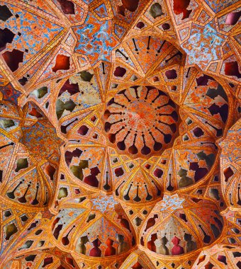 Isfahan, Iran - 21 Ekim 2017: Music Hall Ali Qapu Sarayı günü 21 Ekim Isfahan plasterwork, Tong Borie tekniğinde yapılmış oyma niş ile çarpıcı kubbe.