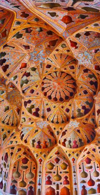 Isfahan, Iran - 21 Ekim 2017: Music Hall Ali Qapu Saray Tong Borie plasterwork günü 21 Ekim Isfahan iyi Farsça desenlerle kaplı, en iyi örnektir gibi.