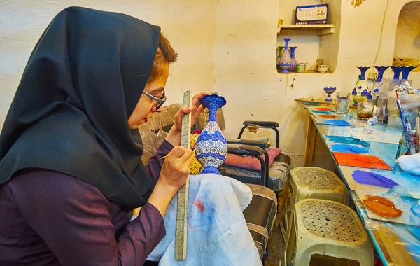 Isfahan Irão Outubro 2017 Jovem Artesão Cria Padrão Vaso Gravado — Fotografia de Stock