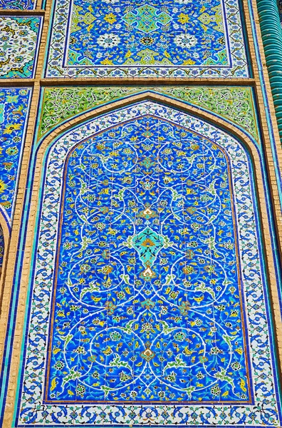 Kalebodur Şeyh Lotfollah Camii, Isfahan, Iran duvarındaki kemerli panelde karmaşık çiçek desenli.