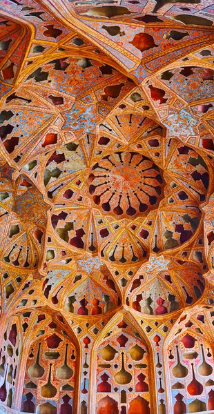 Qapu Borie Isfahan에서 훌륭한 페르시아 패턴으로 덮여의 최고의 예입니다 Isfahan — 스톡 사진