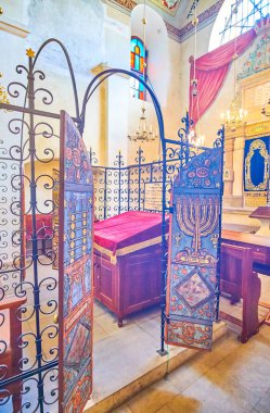 Krakow, Polonya - 21 Haziran 2018: Bimah muhafaza kapıları ahşap kapı boyalı menorah ile 21 Haziran Krakow süslenmiş