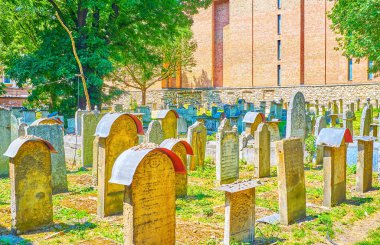 Krakow, Polonya - 21 Haziran 2018: Kazimierz ilçe ile Ortaçağ mezar taşları, 21 Haziran Krakow Old Jewish Cemetery