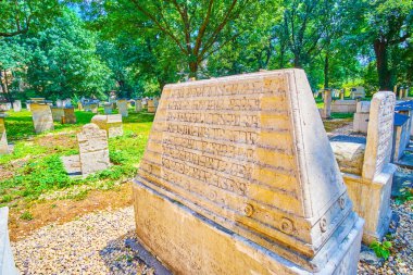 Krakow, Polonya - 21 Haziran 2018: Ortaçağ korunmuş tombstone büyük miktarda eski Yahudi dildeki yazıtlar üzerinde 21 Haziran Krakow