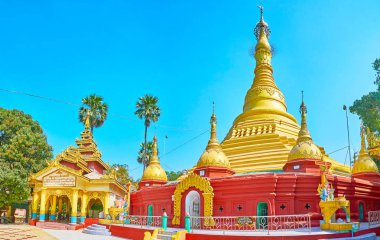Bago, Myanmar - 15 Şubat 2018: Panoraması süslü Shwe Gu Pagoda, Lay yaldızlı ile kaplı ve 15 Şubat Bago ahşap ve sıva, iyi oyulmuş desenlerle süslenmiş.