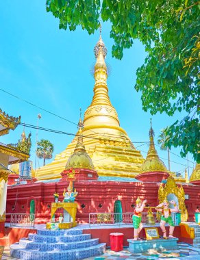 Bago, Myanmar - 15 Şubat 2018: Yemyeşil ağaçlar, gölge, 15 Şubat Bago sağlayan Shwe Gu yatıyordu Pagoda ana stupa çevrilidir.