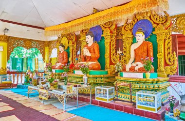 Bago, Myanmar - 15 Şubat 2018: Şapele Shwe Gu yatıyordu Pagoda görüntü evin 15 Şubat Bago karmaşık süslemeler tarafından çevrili Buda görüntülerle.