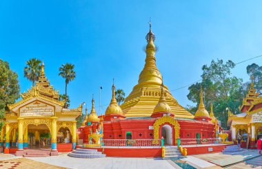 Bago, Myanmar - 15 Şubat 2018: Panorama, Shwe Gu yatıyordu Pagoda gerekçesiyle yaldızlı ayrıntıları ve 15 Şubat Bago karmaşık oymalar ile kırmızı-sarı renklerde stupa ve görüntü evleriyle.
