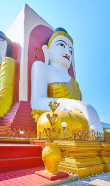 Küçük Kyaik Pun Bago, Myanmar yanında bulunan Pagoda - manastır, dev Buda heykellerinin izle.