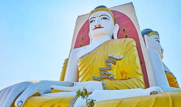 Die Riesigen Statuen Der Kyaik Wortspiel Pagode Symbolisieren Vier Buddhas — Stockfoto