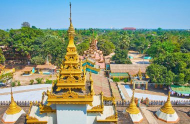 Galeri ve yeşillikler ve etrafında Bago, Myanmar görünüm üzerinde uzun Mahazedi Pagoda çatısı kaplı.